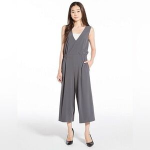 Uniqlo Jumpsuit Sz M Gray V Neck Wide Leg Tank Casual Comfort Beach Zip Closure